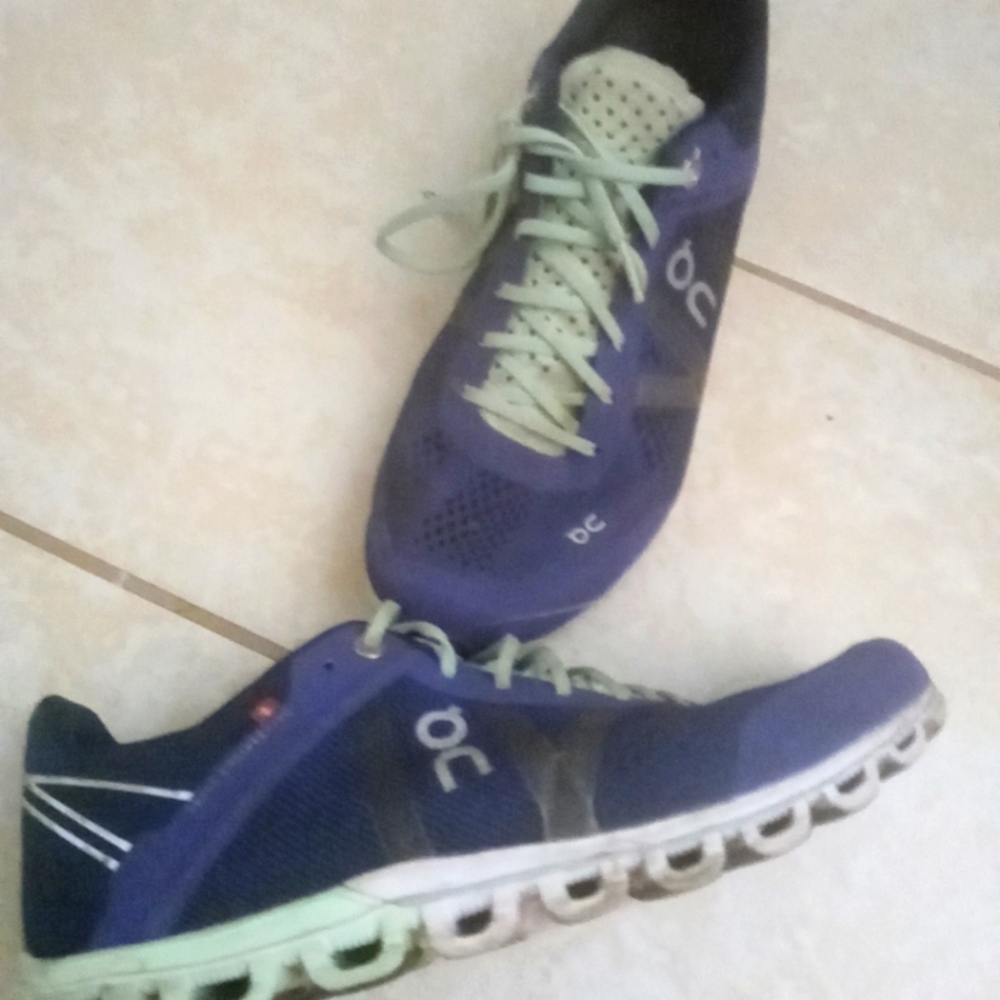 On cloud sneakers size 7.5